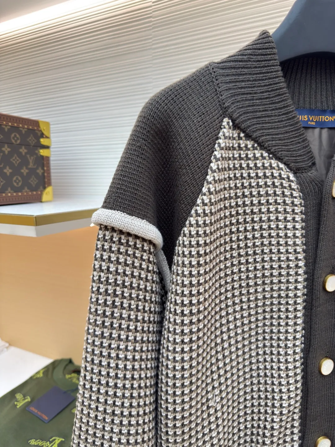 LOUIS VUITTON jacquard 3D pilot plaid sweater ●Original version: 29100 purchase and development ●Item number: 1680703-C10 ●Fabric: cotton wool fabric ●Technology: jacquard knitting ●Version: fitted version ●Weight: about 1565 grams ●Size: S-M-L-XL ●Description: Made of 100% cotton wool, lining is 100% rayon. This style is made of custom-dyed wool yarn, and the off-white color is matched with the same color as the original. The plaid is woven by an imported machine, showing a 3D jacquard effect. The embroidery adopts 3D three-dimensional embroidery, and the original effect is embroidered according to the brand's iconic logo on the chest. The number of stitches is about 4600, the buttons are made of natural resin pearl buttons, and the bottom is equipped with a metal seat. From the Spring/Summer 2025 show, this cotton bomber jacket features a distinctive LV Stitch jacquard pattern that traces the miniature LV logo, while elegant ribbing outlines the collar, raglan sleeves and pockets. The Marque L.Vuitton DÃéposée patch is the finishing touch, and the pearlescent buttons add a dandy feel, making it a perfect layering choice during the changing seasons. The overall wiring is straight and delicate, the fabric is comfortable and soft, and the color is consistent without color difference. It can be matched with the same style to create a fashionable look and control various occasions. Customized accessories, complete with three standards, same style for men and women!